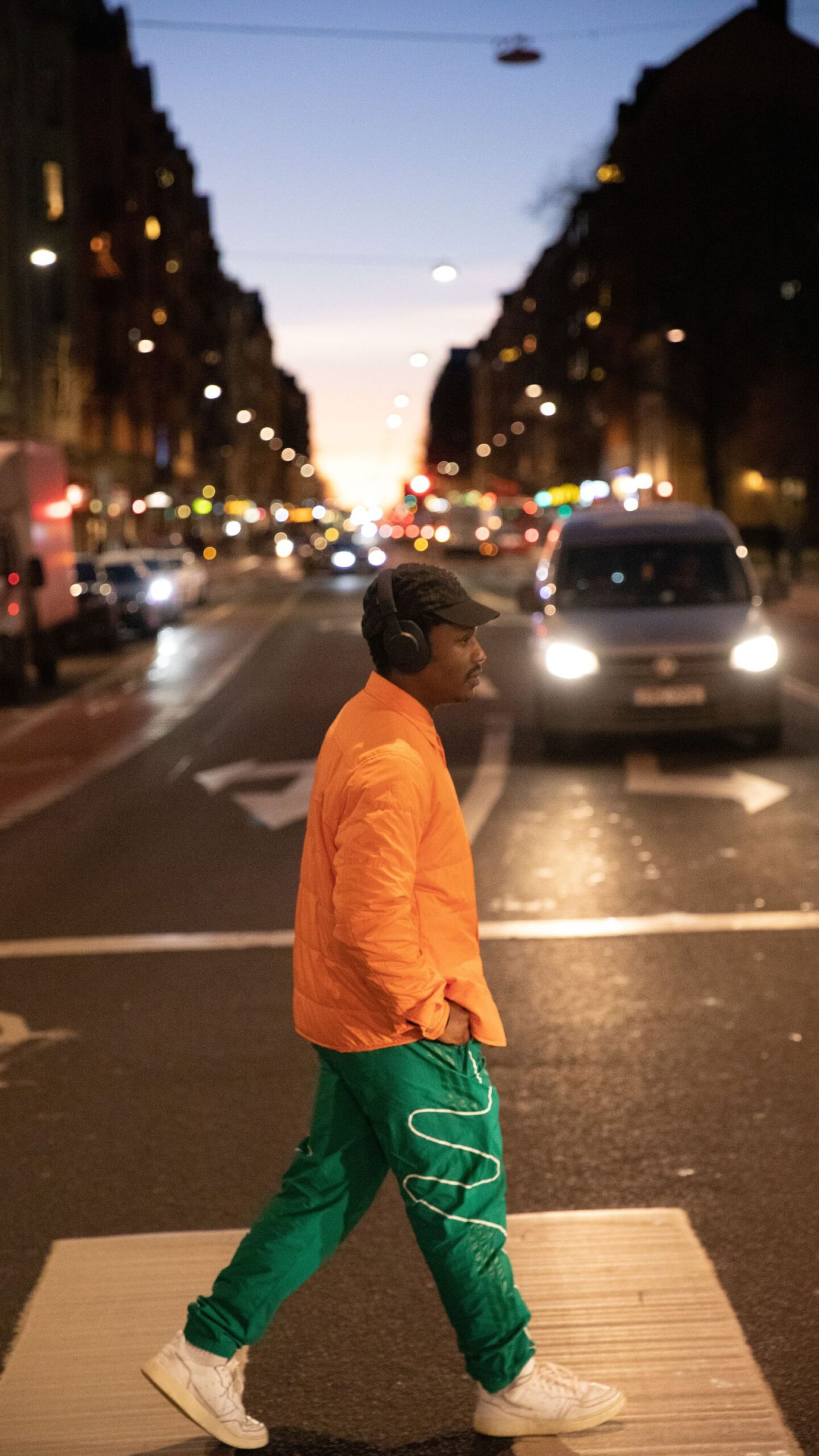 Person går över ett övergångsställe på en gata i Vasastan, Stockholm.